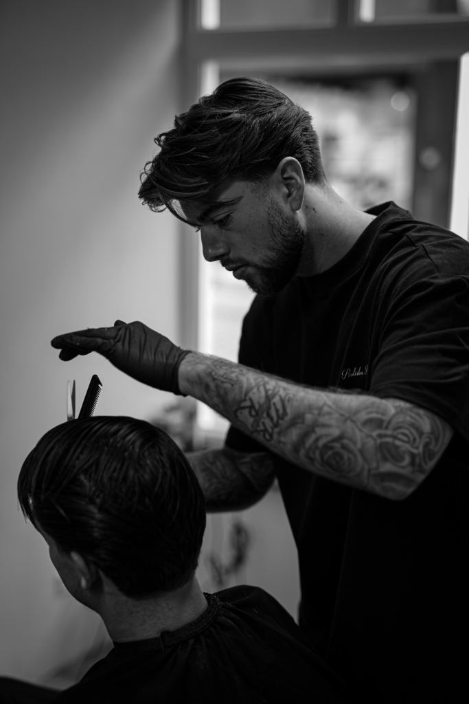 foto van barber Ingmar terwijl hij een klant knipt