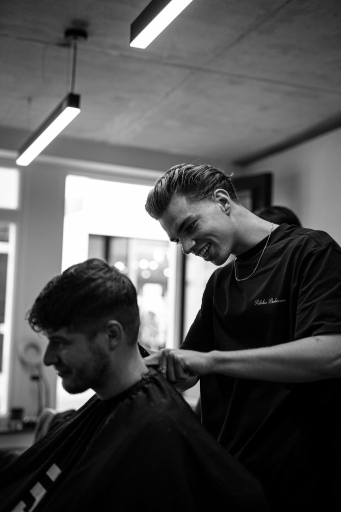 foto van barber Joas terwijl hij een klant knipt